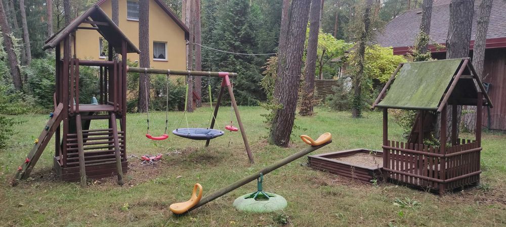 plac zabaw piaskownica huśtawka