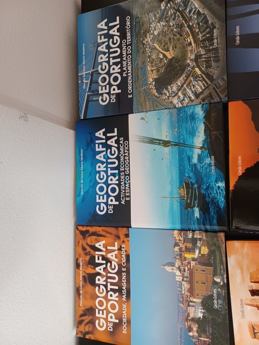 Livros "Geografia de Portugal" e "Geografia do Mundo"