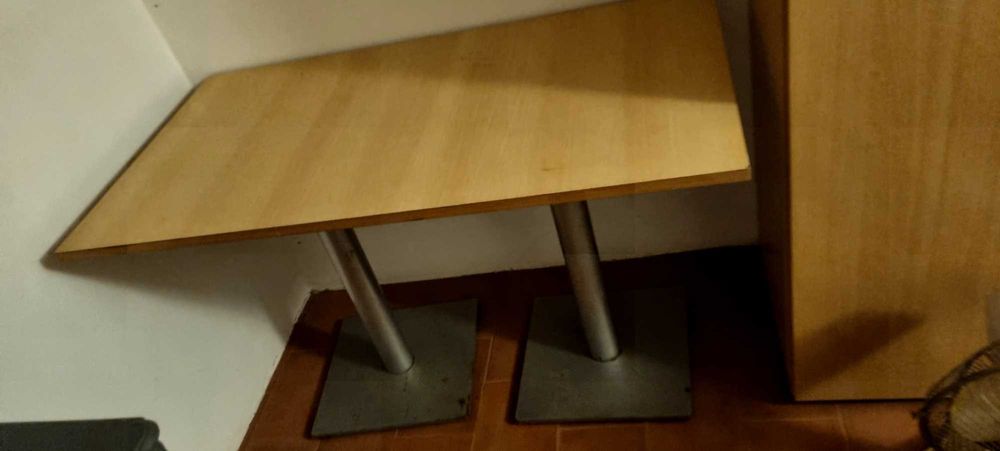 Mesa de madeira robusta com bases em ferro 120x65