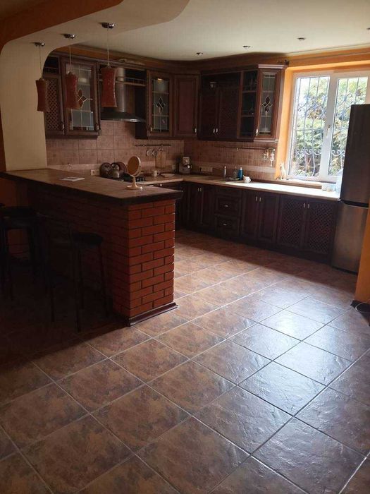 Оренда будинку з боксом під СТО/склад Нові Петрівці 350 м² +300 м²