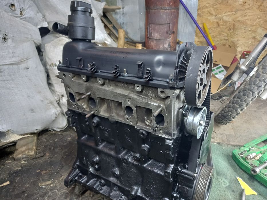 Двигатель на Фольцваген 2л бензин