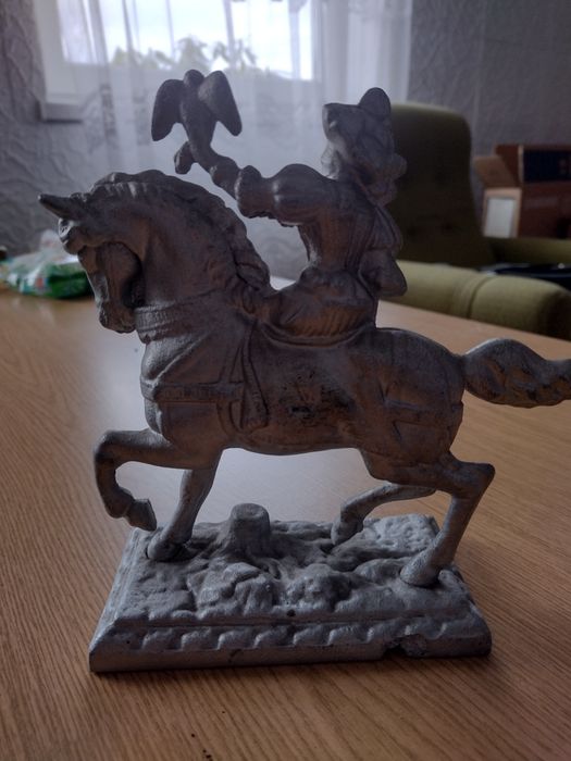 Stara figurka metalowa – Sokolnik na koniu | Odlew vintage