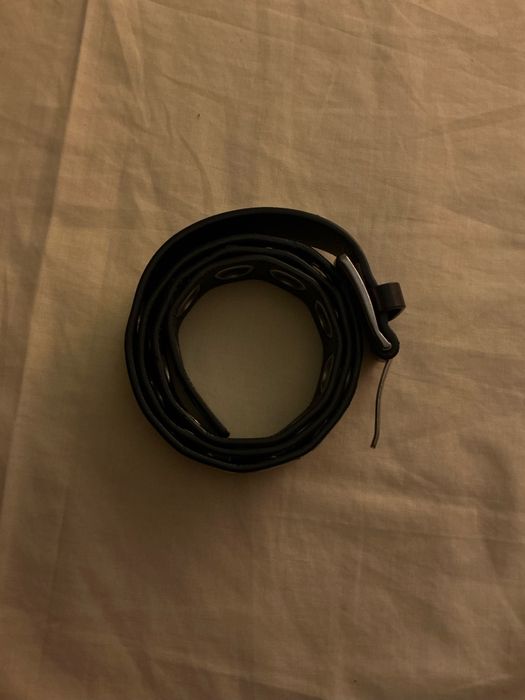 cinto preto com argolas prateadas