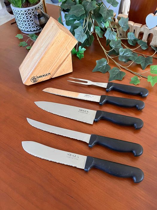 base de madeira só com 4 facas e 1 garfo