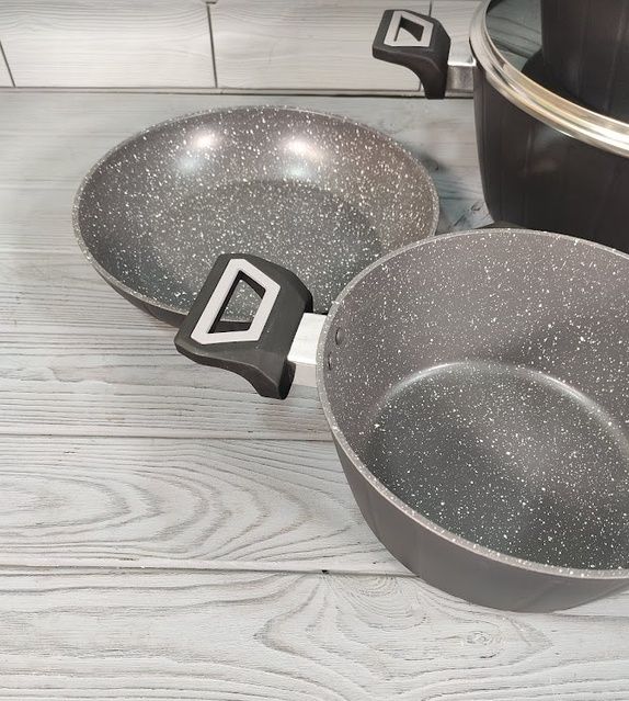 Набір кастрюль зі сковорідкою