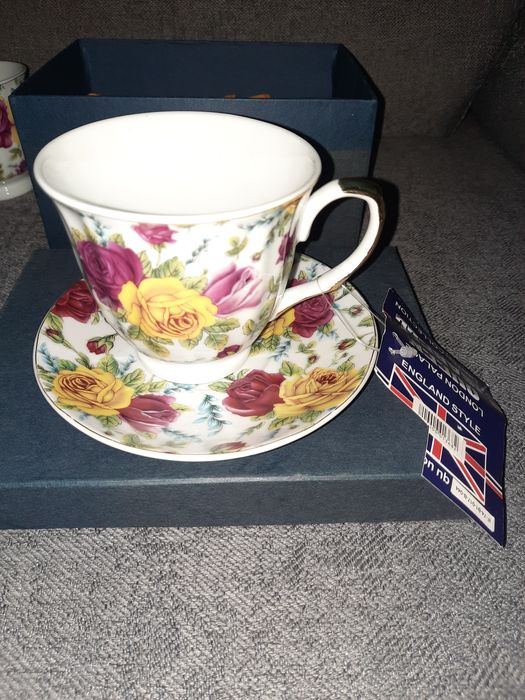 Zestaw pięknych filiżanek Queen Isabell