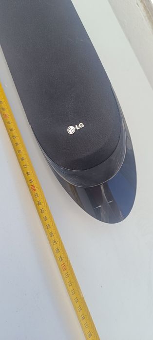 Coluna de som vertical LG para sistemas de home cinema, identificada em modelos como o SH53TH-S.