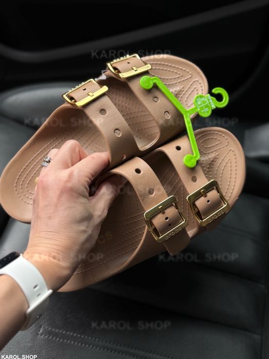 Жіночі шльопанці Crocs Saturday Metallic Buckle 38 шльопки з регулятором