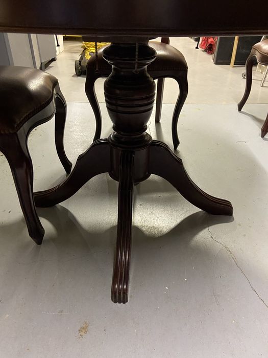 Mesa redonda/oval (extensivel) com 4 cadeiras.