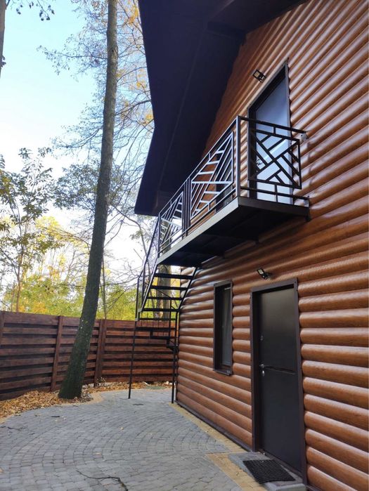 Номер подобово посеред лісу.