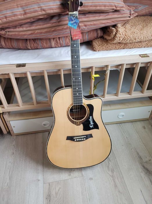 акустическая гитара с вырезом дредноут корпус
