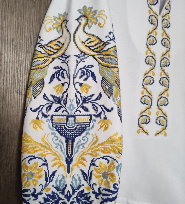Сорочка-вишиванка з жовто-блакитним малюнком (ручна робота/М)