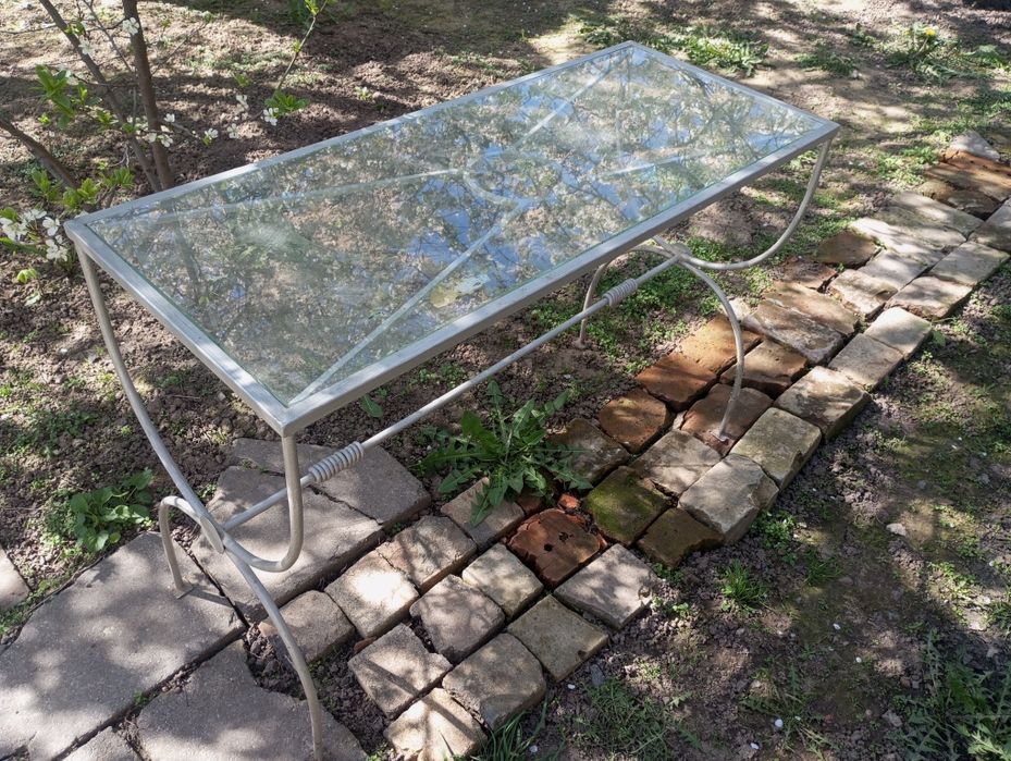 Металлический столик