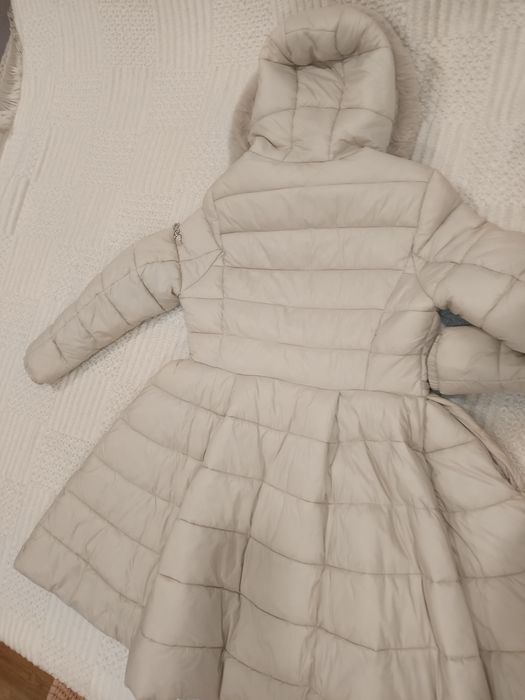 Quispo beje/creme e carapuço de pêlo