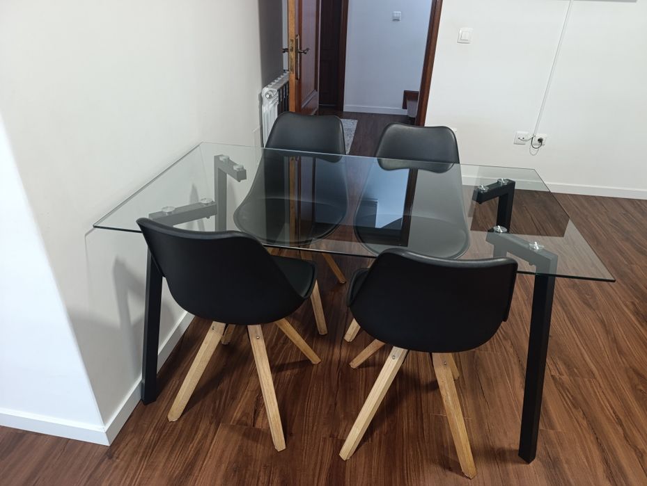 Mesa  vidro e cadeiras