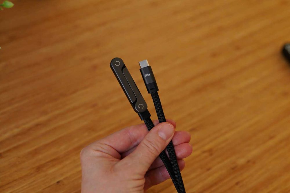 Kabel USB-C 1.50 cm 240W z wtykiem kątowym i stojakiem