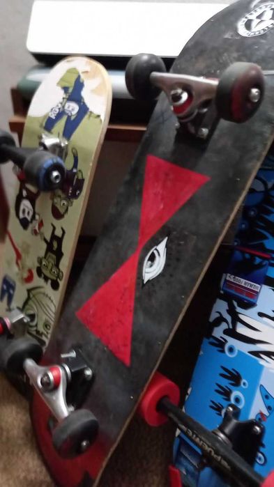 Prancha Surf NSP com 5 quilhas e 3 Skates com trabalho original!