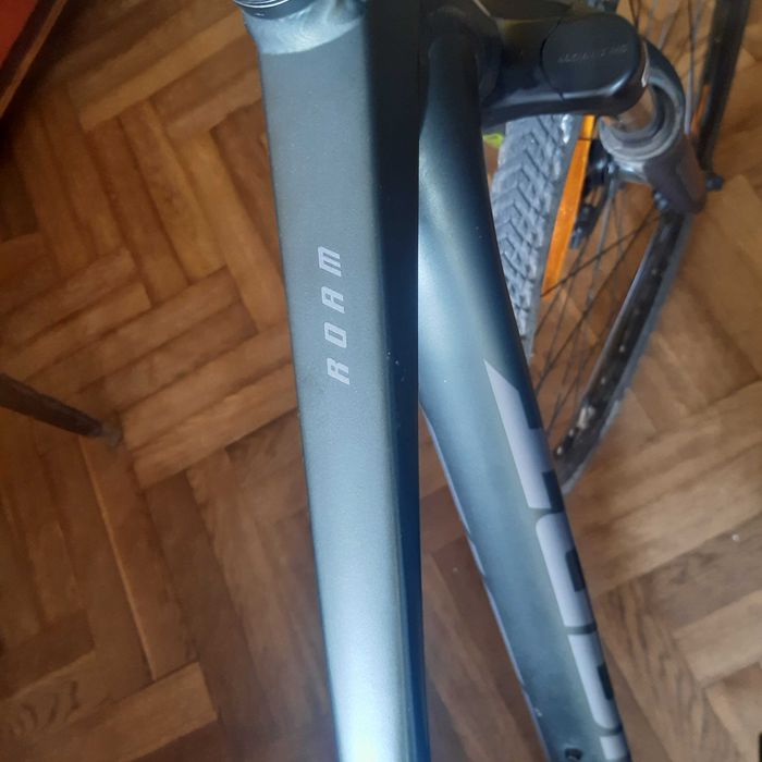 Bardzo mało jeżdżony Giant Roam (21 biegów),
rama M4,
Kask gratis