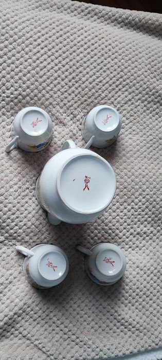 Кувшин с чашками