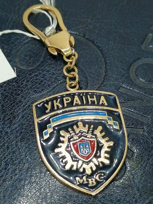 Золотой  брелок и значек