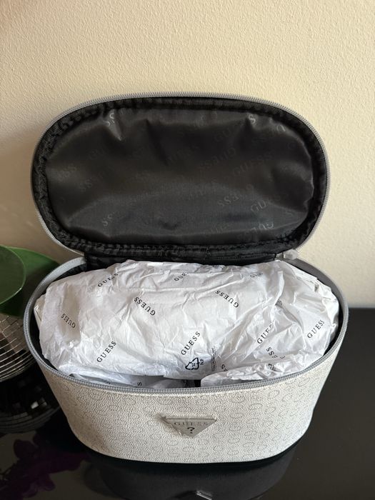 Nowa kosmetyczka kuferek Guess