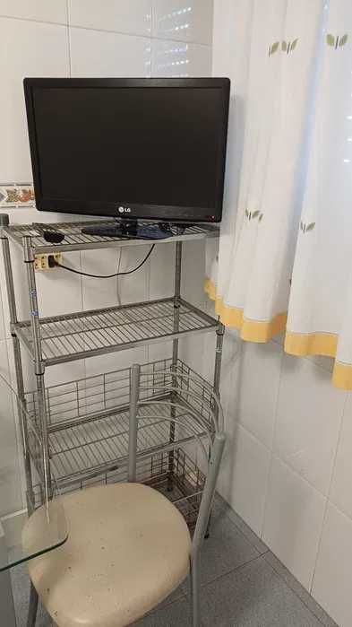 Mesa de Cozinha e 4 Cadeiras - Estrutura metalica e tampo em vidro