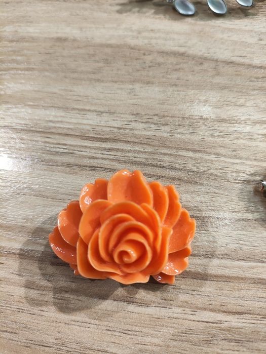 Брошки, квіточка...