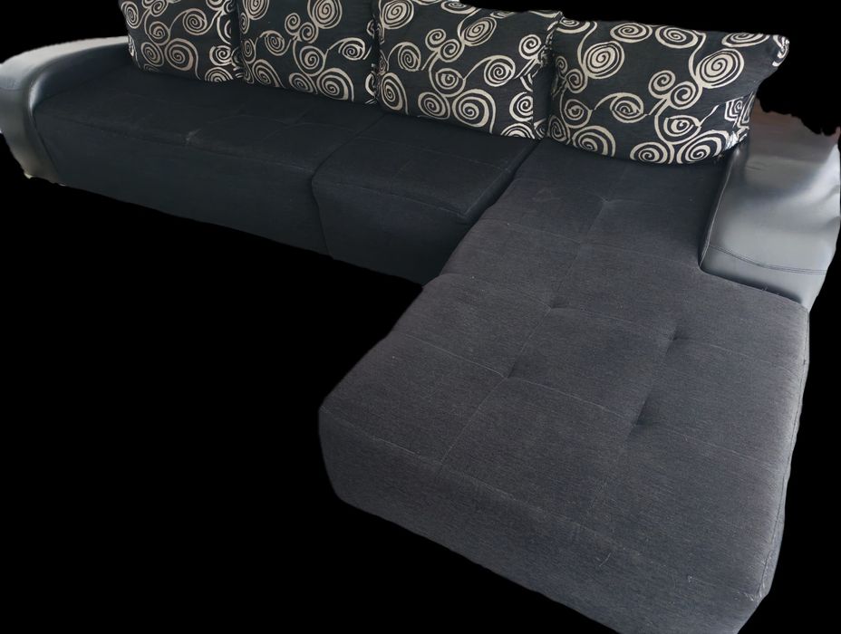 Sofá com chaiselong e mesa de centro