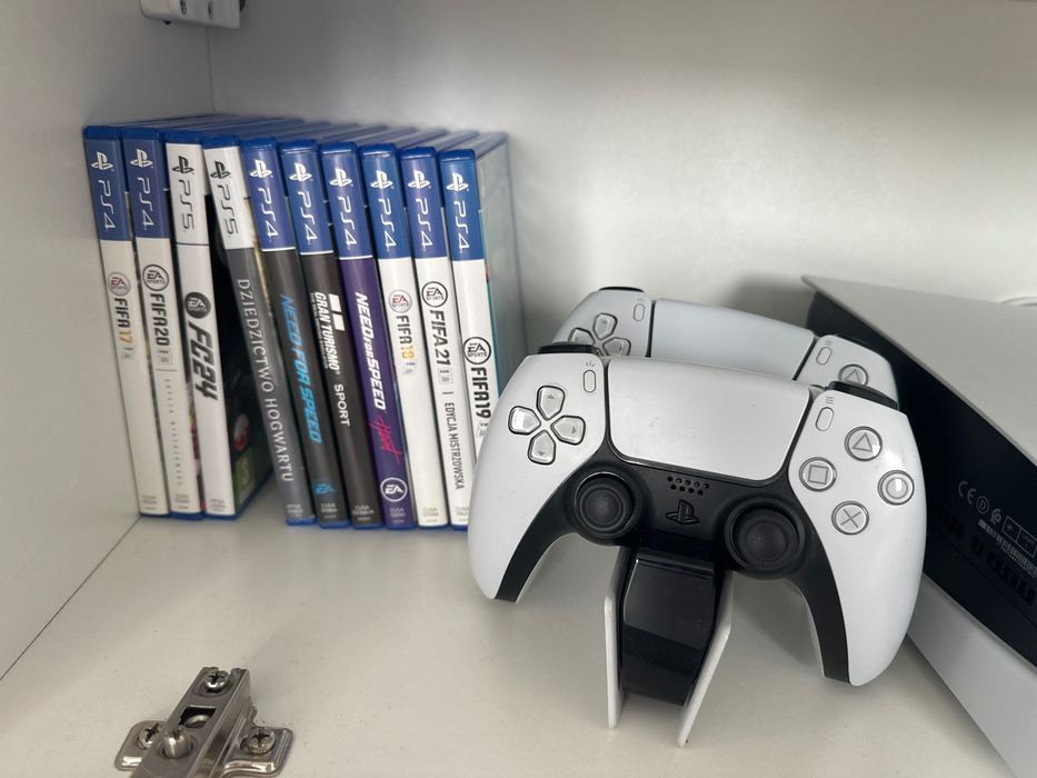 PS5 z napędem, 2 pady ze stacją+gry fifa