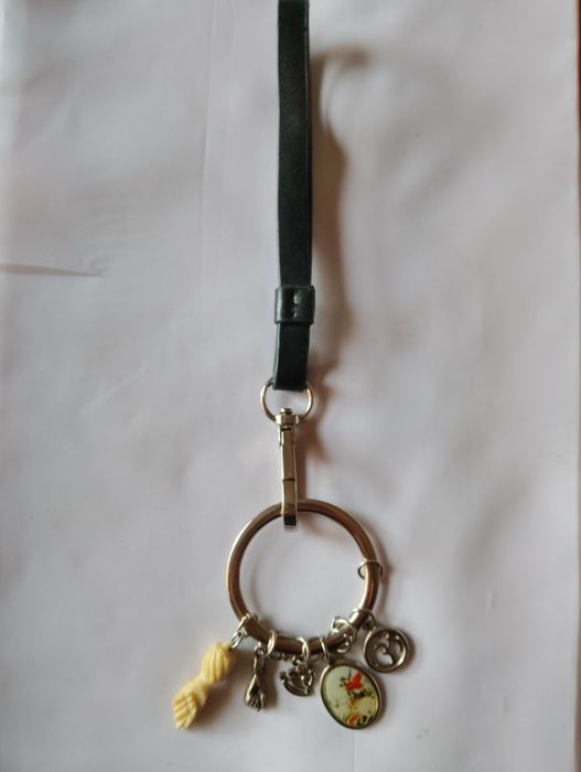Chaveiro com 4 pingentes/ amuletos