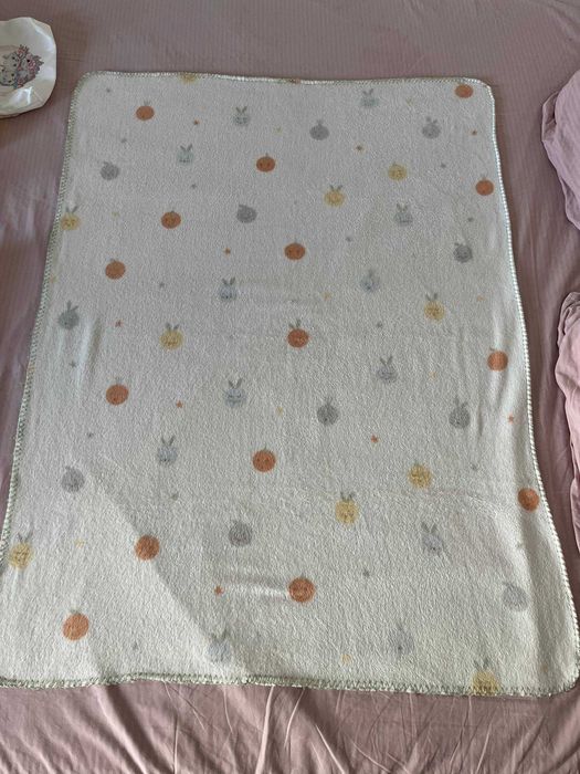 Mantinha de bebé branca com frutinhas, 90 x 118 cm