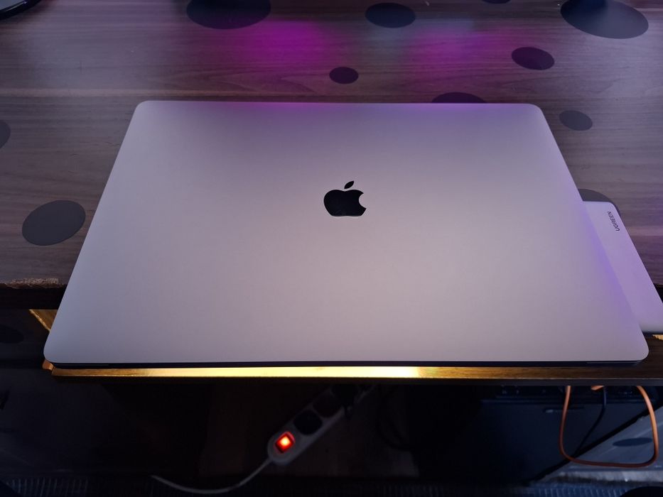 Laptop MacBookPro 16  touchbar + dodatki