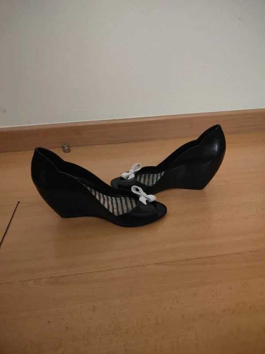 Sapato da marca Petite Jolie, especificamente da linha produzida pela Parodi