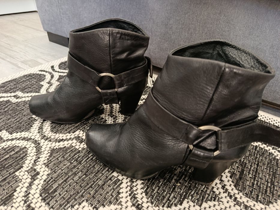 Botins em pele pretos