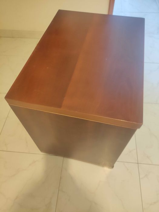 Mesa cabeceira em cerejeira