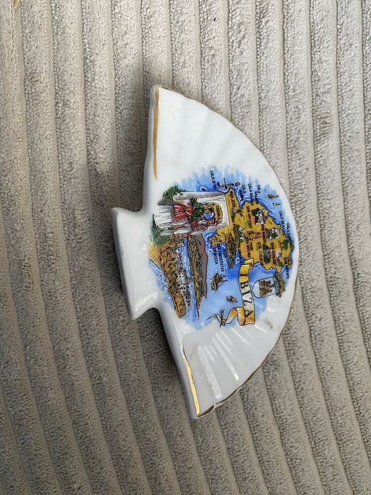 ozdobna, ceramiczna pamiątka w kształcie wachlarza