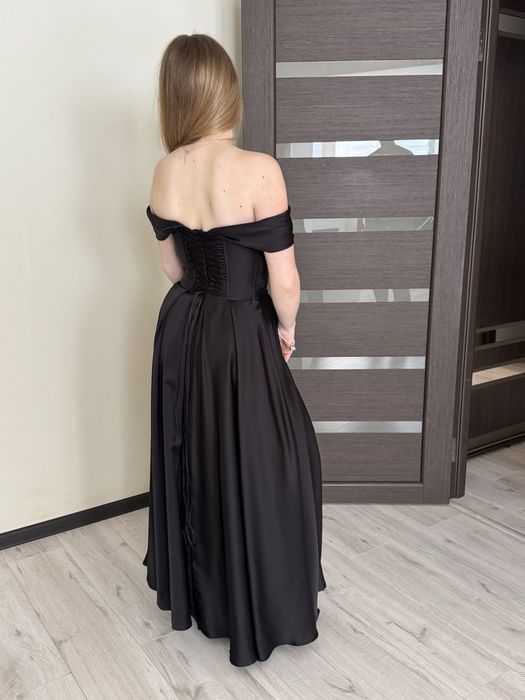 Розкішна вечірня сукня