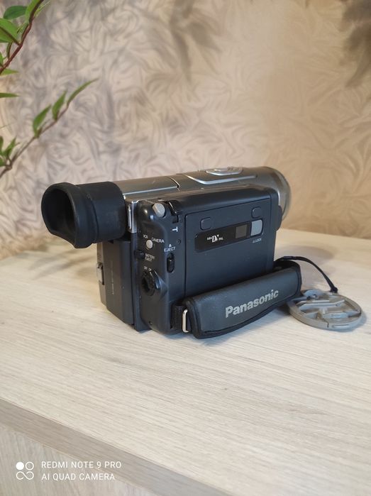 Видеокамера Panasonic NV-DS11 (MiniDV) 
Продам цифровую видеокамеру Panasonic NV-DS11 (формат кассет