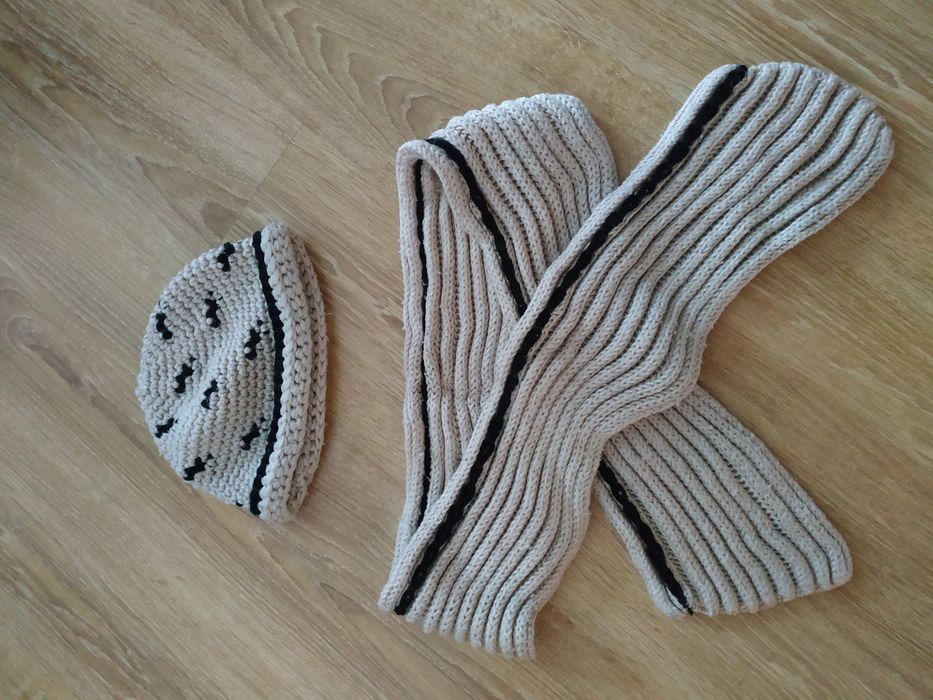 Bezowo czarny komplet czapka i szalik