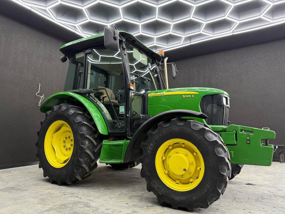 John Deere 5065E