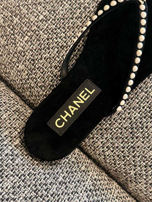 Klapki japonki z logo Chanel ozdobione perłami