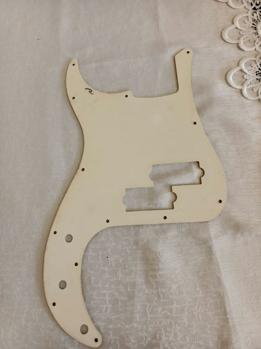 Pickguard fender precision bass