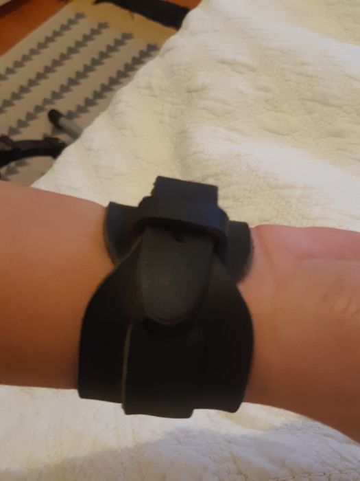 Pulseira goth em pele