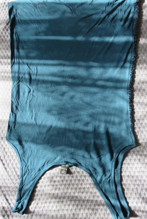 Koszulka bluzka Amisu morska zieleń szmaragdowa cekiny rozm XS