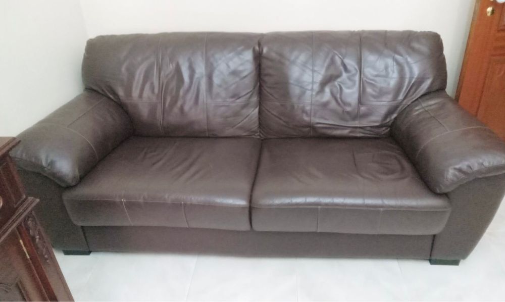 Sofá castanho em pele 2 lugares bem eatimado