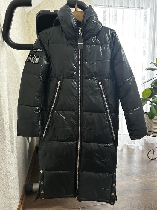 Зимова куртка , пуховик.