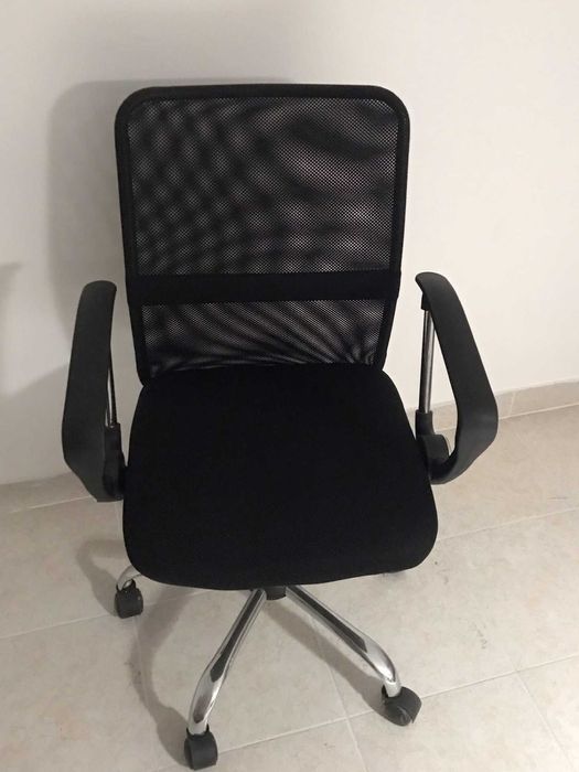 Cadeira de escritório preta.