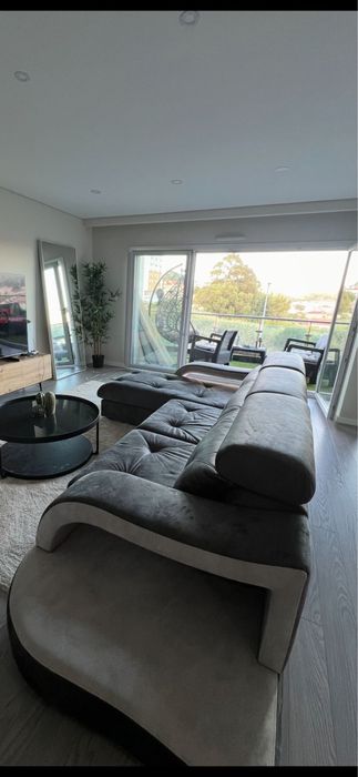 Sofá com chaise loungue e led , muito confortável