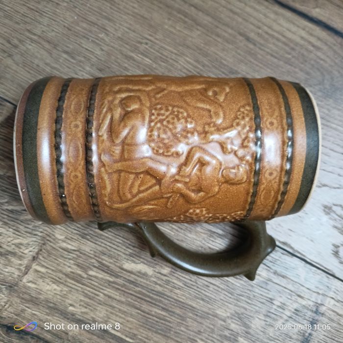 Stylizowany kufel ceramiczny – motyw antyczny, idealny do dekoracji