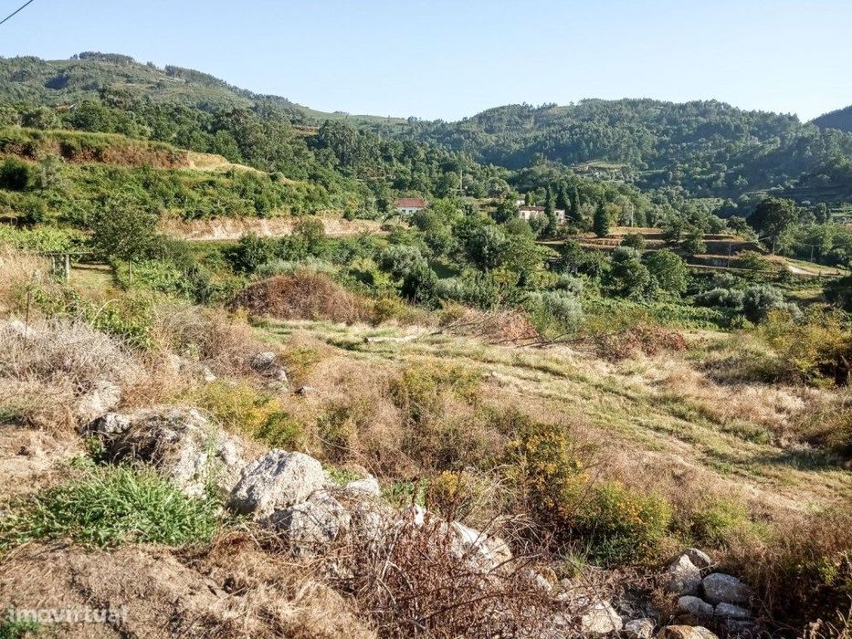 Terreno de construção c/ ruína.